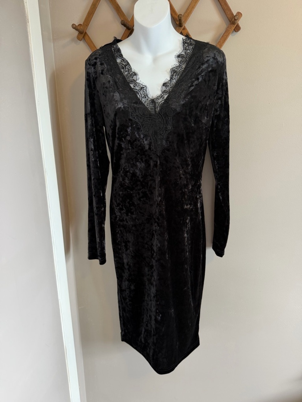 Nelly & Co Black Crushed Velvet Lace Sheath Dress M body con